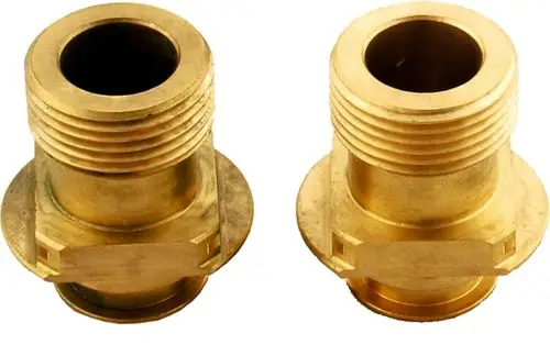Zwei Schraubanschlüsse in Messing-Ausführung, geeignet für eine Hydraulikgruppe der Marke Wolf. Beide Teile weisen ein gewindeschnittiges Design auf.